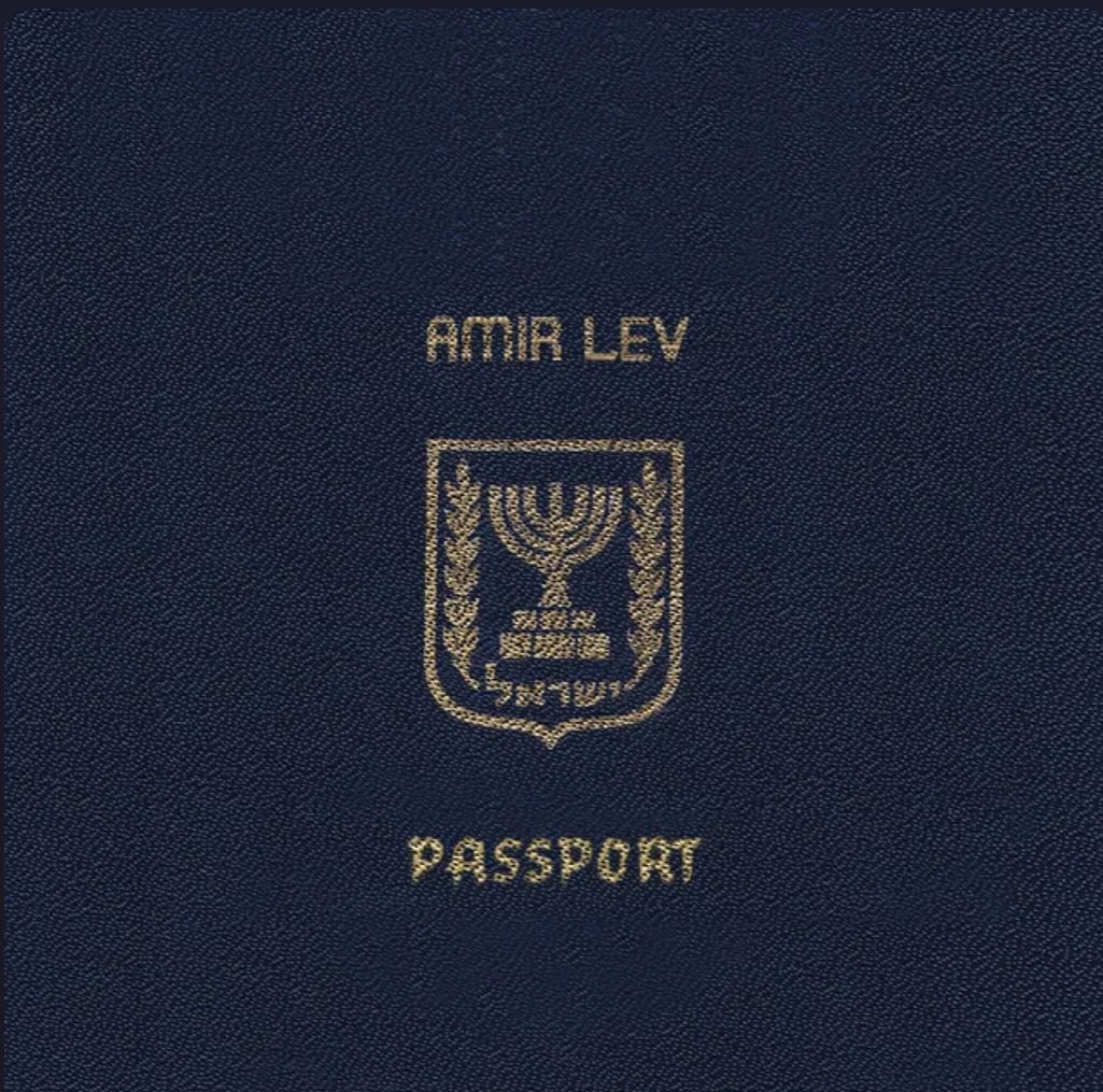 עטיפת האלבום נוגע בדרכון של עמיר לב